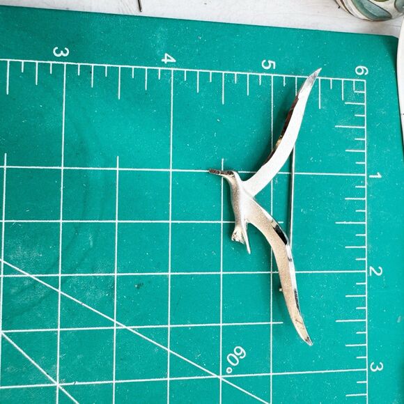 Vintage Silver Tone Flying Seagull Brooch Pin Coastal Beachy - Picture 6 of 6